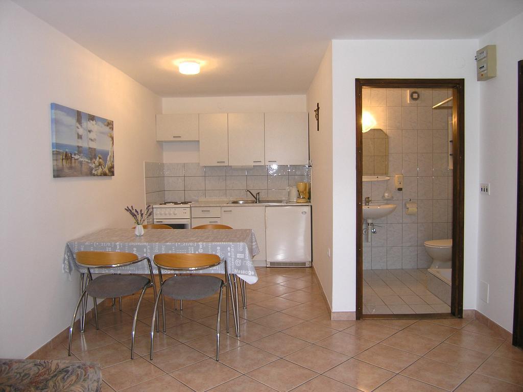 Apartmani Dolencic Krk Town Eksteriør billede